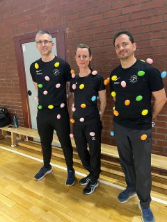 Was für ein Oster-Spaß in der Halle! 

Unsere Kinder haben sich am 01.04 auf die Suche nach versteckten Schoko-Osterhasen gemacht – und die waren wirklich überall versteckt! 

Mit viel Freude, Teamgeist und einer guten Portion Spürnase wurde jeder Winkel durchsucht. 

Das Highlight des Tages: die wilde Eierjagd! 
Unsere Trainer hatten keine Chance und sind quer durch die Halle „geflüchtet“, während die Kinder alles gegeben haben, um sich die Eier zu schnappen. 

Ein rundum gelungener Tag voller Lachen, Bewegung und ganz viel Osterstimmung!

#ostern #eierjagd #spaß #teamgeist #kindertraining