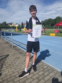 Landesmeisterschaft U16 in Mittweida

Bei den Landesmeisterschaften der U16 in Mittweida zeigte Jan Bachmann eine starke Leistung. Im Stadion am Schwanenteich trafen sich die besten Nachwuchsathletinnen und -athleten Sachsens, um sich in ihren Disziplinen zu messen. 

Jan überzeugte mit einem hervorragenden Rennen und belegte am Ende einen starken 5. Platz. Besonders erfreulich: Er steigerte seine persönliche Bestleistung um ganze vier Sekunden und setzte damit ein deutliches Ausrufezeichen. Diese Leistungsentwicklung ist das Ergebnis seines engagierten Trainings und seines großen Einsatzes.

#lackrostitz #leichtathletik #landesmeisterschaft #stolz