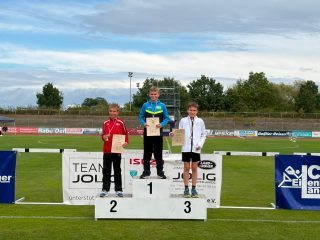 4 Kinder, 10 Disziplinen und ganz viel Kampfgeist!

Beim 10-Kampf in Eilenburg waren wir diesmal leider nur mit vier Kindern vom LAC Krostitz am Start. Doch davon haben sich unsere vier Athletinnen und Athleten nicht beeindrucken lassen!

Auch der plötzliche Wetterumschwung mit wechselnden Bedingungen konnte sie nicht stoppen. Sie haben in jeder einzelnen Disziplin alles gegeben, gekämpft, durchgehalten und sich am Ende mit starken Leistungen belohnt.

Und das Beste: Es wurden Medaillen mit nach Hause genommen! 🏅

Danke an @lceilenburgerland für die Tolle Organisation!

#lackrostitz #10kampf #leichtathletik #lucky