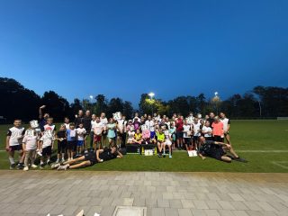 Orientierungsmarsch durch Krostitz

Am 28.09. fand während unseres Trainings ein kleiner Orientierungsmarsch durch Krostitz statt.

Unsere Kinder machten sich gemeinsam auf den Weg und mussten dabei drei verschiedene Stationen finden und die dort gestellten Aufgaben meistern. Dabei waren nicht nur Ausdauer, sondern auch Orientierung, Teamgeist und Köpfchen gefragt.

Eine schöne Abwechslung zum normalen Trainingsalltag, bei der der Spaß natürlich nicht zu kurz kam!

#LACKrostitz #Orientierungsmarsch #Krostitz #leichtathletik