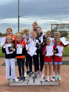 17. Schkeuditzer Herbstsportfest

Am 19.09.2026 gingen zehn Athletinnen und Athleten des LAC Krostitz beim 17. Schkeuditzer Herbstsportfest im Vier- bzw. Fünfkampf an den Start.

Trotz herbstlich frischer Temperaturen zeigten unsere Kids starke Leistungen und konnten zahlreiche Medaillen und gute Platzierungen mit nach Hause bringen.

Gold im Fünfkampf sicherte sich Lorenz K. in der M14. Elena S. holte Silber, Nina B. Bronze in der W11. Abigail T. erreichte bei ihrem ersten Wettkampf für den LAC einen starken 5. Platz.

Ein besonderes Highlight war die 4x50-Meter-Staffel der U12: Nina, Leni, Abigail und Elena sicherten sich mit über zwei Sekunden Vorsprung den 1. Platz und damit Gold.

Ein großes Dankeschön geht an Jens S. und Steffi B., die an diesem Wochenende die Betreuung und Organisation vor Ort übernommen haben.

Wir sind stolz auf euch und eure Leistungen!

#leichtathletik #lackrostitz #stolz #wettkampf