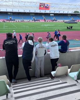 LAC Krostitz beim Sportfest in Dresden

Am 13.09. waren unsere Athletinnen und Athleten beim Sportfest im Stadion in Dresden am Start.

Bei verschiedenen Disziplinen zeigten unsere LAC-Kids ihr Können, kämpften um jede gute Leistung und konnten sich am Ende über einige Medaillen freuen, die mit nach Hause genommen wurden.

Wir sind stolz auf euren Einsatz und eure Leistungen. Herzlichen Glückwunsch an alle und weiter so!

#lackrostitz #dresden #leichtathletik #nachwuchs #teamlac