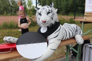 Am 23. Juni 2025 fand das diesjährige Familiensportfest mit über 100 Teilnehmenden statt. Im Fokus der Veranstaltung standen gemeinschaftlicher Spaß an Bewegung und das Miteinander, nicht der sportliche Wettkampf. In den Disziplinen Wurf, Sprint, Standweitsprung sowie beim Biathlon mit Gewehren (vom @ksb.nordsachsen ) konnten die Teilnehmerinnen und Teilnehmer aller Altersgruppen ihre Fähigkeiten präsentieren.
Die zahlreichen freundschaftlichen Duelle zwischen Eltern und Kindern sorgten für spannende und unterhaltsame Momente. Insbesondere der Biathlon erforderte neben Schnelligkeit auch ein hohes Maß an Zielgenauigkeit, wodurch sich der sportliche Ehrgeiz bei Groß und Klein zeigte.
Für die tatkräftige Unterstützung beim Grillen, an der Bar, bei der Zubereitung der Salate sowie beim Auf- und Abbau möchten wir uns herzlich bedanken. Wir freuen uns bereits auf die kommende Veranstaltung im nächsten Jahr, dann im neuen Stadion.

Weitere Informationen findet ihr unter www.lac-krostitz.de

#leichtathletik #lucky #lackrostitz #wettkampf
#sportfest #stolz #eltern