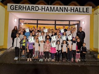 Für einen besonderen Anlass wurden die Hallenkreismeisterschaften genommen.
Es ergriff der Bürgermeister Herr Kläring das Wort und leitete mit seinen persönlichen Worten zu Gerhard Hamann die Feierlichkeit ein. Auch Vertreter haben ein paar liebe Worte gesagt.
Alle zusammen fanden aus ihrer Position, in der sie mit Gerhard zusammengearbeitet hatten, schöne und treffende Worte.

Herr Kläring und der Ideenträger traten an die Stricke heran und zogen unter viel Applaus die Folie zu Boden. Da stand es nun, groß und breit:
Gerhard-Hamann-Halle
Jetzt steht der Name Gerhard Hamann für alle Ewigkeit an dieser Halle. Er ist nun wieder ganz nah am Geschehen dran und ist wieder Teil von allem.

Weiter Informationen findet ihr unter www.lac-krostitz.de 

#gerhard #hamann #gedenklauf #leichtathletik #lucky #lackrostitz