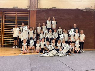 Krostitz. 15. November 2025

Die Hallenkreismeisterschaften wurden dieses Jahr in Krostitz ausgetragen. 
Die größte Herausforderung des Tages war das geringe Platzangebot der Turnhallen.
Vom Dreikampf der 6-7-Jährigen bis zu den Einzelwettbewerben der 8-17-Jährigen waren alle Altersgruppen vertreten. Das sorgte für eine Mischung aus ersten sportlichen Erfahrungen, ambitionierten Leistungsansprüchen und vielen strahlenden Gesichtern. Auf dem Programm standen zahlreiche Disziplinen, darunter Sprint Hürdensprint, Medizinballstoßen, Kugelstoßen, Standweitsprung, 3er- und 5er-Sprunglauf, Hochsprung und Schlagball.
Den sportlichen Auftakt am Morgen machten die Staffeln, die aufgrund des begrenzten Hallenplatzes draußen um die Halle herum durchgeführt wurden. Darauf folgte der Dreikampf und die Einzeldisziplinen.
Zur Mittagspause fand ein besonderer Moment statt. Die Halle erhielt den Namen eines großartigen Sportlers und heißt von nun an offiziell Gerhard-Hamann-Halle. 
Trotz Platzmangels wurde ein abwechslungsreicher Wettkampftag auf die Beine gestellt.
Der LAC Krostitz bedankt sich bei allen Helfern, Kampfrichtern und Unterstützern, besonders bei dem LC Eilenburger Land.

Weiter Informationen findet ihr unter www.lac-krostitz.de 

#leichtathletik #lackrostitz #wettkampf #lucky #stolz