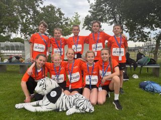 Goldenes Oval Dresden 2026 

Am 30.05. durften einige unserer Nachwuchsathletinnen und Nachwuchsathleten Teil eines ganz besonderen Moments sein.

Im Rahmen des Talentecups hatten wir die große Ehre, die Eröffnungsstaffel im Heinz-Steyer-Stadion in Dresden zu laufen. Vor einer beeindruckenden Kulisse und in einer großartigen Atmosphäre konnten unsere Kinder zeigen, was in ihnen steckt und ein Teil dieses besonderen Sportevents sein.

Für unsere jungen Talente war es ein unvergessliches Erlebnis, auf einer Tartarnbahn zu stehen, auf der sonst nationale und internationale Spitzenathleten an den Start gehen. 

Weiter Information findet ihr unter www.lac-Krostitz.de 

#lackrostitz #goldenesoval #talentecup #leichtathletik #lucky