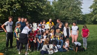 Beim Orientierungsmarsch des LAC Krostitz waren Teamwork, Ausdauer und logisches Denken gefragt. Die Teilnehmenden absolvierten eine 16 Kilometer lange Strecke, aufgeteilt in drei Gruppen. An fünf Stationen wurden Aufgaben zu sportlicher Leistung, Geschicklichkeit, logischem Denken und Zusammenarbeit gelöst. Die Teams mussten Karten lesen und kombinieren sowie gemeinsam Herausforderungen bewältigen. Alle Gruppen erreichten das Ziel nach mehreren Kilometern und nahmen an einer gemeinsamen Grillrunde teil. Für den Gesamtsieg wurden sowohl die Laufleistung als auch die Ergebnisse der Aufgaben und Bonusminuten gewertet. Zwischen den ersten drei Plätzen entschieden wenige Minuten über die Platzierung. Dank gilt den Betreuenden, Eltern und allen Helfenden, die zur Durchführung der Veranstaltung beigetragen haben.

Weitere Informationen findet ihr unter www.lac-krostitz.de 

#orientierungslauf #lackrostitz #leichtathletik #stolz #16km
