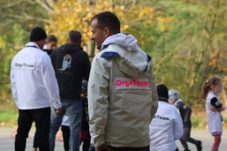 Der Leichtathletikclub Krostitz richtete am Samstag den 1. Gerhard-Hamann-Gedenklauf aus. Es war eine Veranstaltung, die Sport, Emotion und Erinnerung auf einzigartige Weise miteinander verband. Die Läufer waren gekommen, um dem beliebten Sportler Gerhard Hamann zu gedenken.

Von den jüngsten Starter*innen im Alter von zwei Jahren bis hin zu erfahrenen Läufer*innen über 60 Jahre war jede Altersgruppe vertreten. Je nach Klasse galt es, Strecken von 250 Metern bis 5000 Metern zu bewältigen. 

Die Siegerehrungen übernahmen Gerhards Ehefrau Erika, der Bürgermeister Oliver Kläring und die Veranstalter. Als erste Ehrung erhielt Erika die Startnummer 1, symbolisch für all die Leistungen, das Engagement und die Leidenschaft, die Gerhard in den Sport eingebracht hatte. 

Der Leichtathletikclub Krostitz hofft, mit dieser Veranstaltung den Grundstein für eine neue Tradition gelegt zu haben. Im Andenken an einen außergewöhnlichen Menschen soll dieser Crosslauf weitergeführt werden.

Weitere Informationen findet ihr unter www.lac-krostitz.de 

#leichtathletik #lackrostitz #wettkampf #lucky #crosslauf #gedenklauf #Gerhardhamann