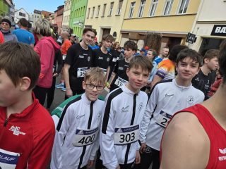 Zum Mazdalauf am 01.03 rannte der Lac
Krostitz.
2km, 5km oder auch 10km, wir waren weit verbreitet.
Auch unsere kleinsten rannten den und den Bambini Lauf mit.
Danke an @mazdalauf_eilenburg und an unsere Eltern die uns beim 10km Lauf vertraten.
Weiter Informationen findet ihr auf unsere Webseite
www.lac-krostitz.de