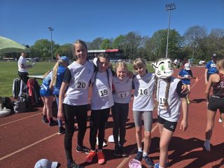Sparkassen Kreis Kinder- und Jugendspiele – Mehrkampf in Torgau bei @ssv_torgau_leichtathletik 

Am 02.05. hieß es wieder: kämpfen, springen, werfen und alles geben! 
Unsere Athletinnen und Athleten vom LAC haben beim Mehrkampf richtig abgeliefert und zahlreiche Medaillen mit nach Hause gebracht.

Die Wettkämpfe waren geprägt von spannenden Kopf-an-Kopf-Rennen – oft entschieden nur wenige Punkte über die Platzierungen. Dabei wurde schnell klar: Wer sich in einer Disziplin keinen guten Stand erarbeitet hat, konnte das heute kaum noch ausgleichen.

Umso stärker sind die Leistungen aller, die bis zum Schluss alles gegeben haben! 
Wir sind stolz auf euch – weiter so! 

#lackrostitz #Mehrkampf #KinderUndJugendspiele #Leichtathletik #lucky