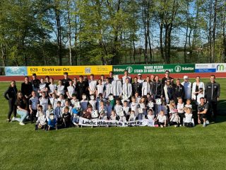 Was für ein besonderer Moment zur Stadioneröffnung! 

Ein riesiges Dankeschön an Cindy Roleder @cindy_roleder – eine der erfolgreichsten deutschen Leichtathletinnen und Olympia-Medaillengewinnerin im 100m-Hürdenlauf. 

Sie hat uns mit einer ganz besonderen Geste überrascht und uns ihre Spikes persönlich zur Eröffnung überreicht. 
Ein starkes Symbol für Leidenschaft, Ehrgeiz und den Weg, den man mit Herz und Einsatz geht.
Danke für deinen Besuch und deine Unterstützung! 

Weitere Information findest ihr unter www.lac-Krostitz.de

#leichtathletik #lackrostitz #schuhe #cindyroleder #lucky