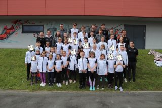 Trainingslager vom 15.05 – 17.05.2026

Ein intensives und erfolgreiches Wochenende liegt hinter uns!
Von Freitag bis Sonntag waren wir im Trainingslager in Limbach und durften das Stadion sowie die Halle in Treuen nutzen. 

In den Trainingseinheiten konnten wir viele technische Inhalte vertiefen und gezielt an unseren Bewegungsabläufen arbeiten. Ob Sprint, Sprung oder allgemeine Technik – alle Athletinnen und Athleten haben super mitgezogen und alles gegeben. 

Neben den anstrengenden Einheiten kam natürlich auch der Spaß und das Teamgefühl nicht zu kurz. 
Danke an alle, die dieses Wochenende möglich gemacht

#lackrostitz #trainingslager #lucky #treuen