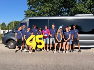 Unser Joker – bester Mann und die wundervollste Leichtathletikfamilie der Region

Unser Trainer- und Unterstützerteam des LAC Krostitz wächst stetig weiter. Um gemeinsam nach den Ferien wieder mit voller Energie durchzustarten, überraschte ein 12-köpfiges Team am Sonntag, den 09.08., unseren Joker Micha B. mit einem besonderen Geburtstagsausflug.

Beim vermeintlichen „Trainertreffen“ staunte Micha nicht schlecht, als es mit dem Bus in Richtung Rapp-Bodetalsperre ging. Dort wagten sich 11 Mutige auf die Megazipline über die Talsperre, während zwei Teammitglieder die „Bodenstation“ übernahmen. Anschließend ging es gemeinsam über die Hängebrücke zurück, bevor eine Stärkung und die Rückfahrt nach Krostitz anstanden.

Ein rundum gelungener Tag voller Spaß, Abenteuer und gemeinsamer Erinnerungen, der unsere Leichtathletikfamilie noch ein Stück näher zusammengebracht hat.

Ein großes Dankeschön geht auch an den tollen Busfahrer von Geißler Reisen, der die Fahrt zu einem rundum angenehmen Erlebnis gemacht hat!