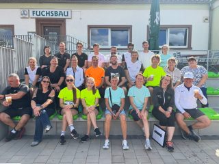 2. Crosslauf in Gedenken an Gerhard Hamann – ein voller Erfolg

Am 30.08. fand unser 2. Crosslauf in Gedenken an Gerhard Hamann statt. Auch in diesem Jahr war die Veranstaltung ein voller Erfolg.

Bei einem schönen Miteinander standen der Spaß am Laufen, die Gemeinschaft und natürlich das Gedenken an Gerhard Hamann im Mittelpunkt. Es war schön zu sehen, wie viele Menschen unserer Einladung gefolgt sind und gemeinsam mit uns diesen besonderen Tag gestaltet haben.

Ein besonderer Moment an diesem Tag war außerdem die Überreichung der Ehrennadel in Bronze an Micha B. Damit wurde sein Engagement und sein Einsatz für unseren Verein besonders gewürdigt. Herzlichen Glückwunsch, Micha!

Ein solches Ereignis ist nur möglich, wenn viele Menschen mit anpacken. Deshalb geht unser größtes Dankeschön an alle Helferinnen und Helfer, die mit ihrem Einsatz dafür gesorgt haben, dass die Veranstaltung so erfolgreich stattfinden konnte.

Ein besonderer Dank gilt außerdem Uwe Freud für die Hüpfburg.

Danke an alle, die dabei waren und den 2. Crosslauf in Gedenken an Gerhard Hamann zu einem besonderen Tag gemacht haben.