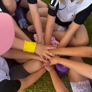 Erfolgreiche Premiere beim 1. Krostitzer KiLa-Wettkampf

Am 21.06.2026 fand im neuen Kurt-Fuchs-Stadion der 1. Krostitzer Kinderleichtathletik-Wettkampf statt. Bei sommerlichen Temperaturen traten in den Altersklassen U8 und U10 insgesamt zwölf Mannschaften aus Krostitz, @lacschkeuditz , @lc.taucha , @lceilenburgerland , @ssv_torgau_leichtathletik , @svbd_leichtathletik und @mogonoleichtathletik an.

Die jungen Sportlerinnen und Sportler sorgten für spannende Wettkämpfe und eine tolle Stimmung im Stadion.

Der LAC Krostitz bedankt sich bei allen teilnehmenden Vereinen, Helfern, Kampfrichtern und Unterstützern. Ein besonderer Dank gilt dem Team aus Bad Düben für die gemeinsame Ausrichtung des Wettkampfs und die Bereitstellung der Kampfrichterteams.

Weiter Information über www.lac-krostitz.de

#lackrostitz #leichtathletik #kilacup