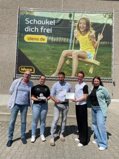 Ein großes Dankeschön an unseren Sponsor @idena.de !

Wir hatten die Gelegenheit, uns persönlich bei dem Team von Idena für die großartige Unterstützung unseres Vereins zu bedanken.

Dank eures Engagements konnten wir unsere Kinder und Jugendlichen mit tollen Materialien ausstatten und den Trainingsalltag noch abwechslungsreicher gestalten. Solche Partnerschaften sind für unseren Verein von unschätzbarem Wert und tragen dazu bei, den Leichtathletik-Nachwuchs bestmöglich zu fördern.

Vielen Dank für euer Vertrauen, eure Unterstützung und den herzlichen Austausch. Wir freuen uns auf die weitere Zusammenarbeit!

#lackrostitz #dankbar #idena #sponsor #leichtathletik