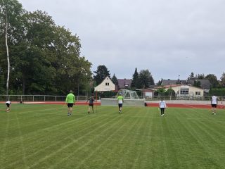 Besonderer Besuch beim LAC Krostitz

wir durften einen ganz besonderen Gast bei uns im Training begrüßen: Landestrainer Jens Taube war zu Besuch beim LAC Krostitz!

Für unsere Athletinnen und Athleten war es eine tolle Gelegenheit, neue Impulse mitzunehmen, Fragen zu stellen und von seiner Erfahrung zu profitieren. Solche Besuche sind für unsere Nachwuchsarbeit unglaublich wertvoll und zeigen, wie wichtig Austausch und Vernetzung im Sport sind.

Ein riesengroßes Dankeschön an Jens Taube, dass er sich die Zeit für uns genommen hat und unseren Verein besucht hat. Wir haben uns sehr über deinen Besuch und den gemeinsamen Austausch gefreut!

Danke für deine Zeit, deine Tipps und deine Leidenschaft für die Leichtathletik!

#lackrostitz #leichtathletik #nachwuchsarbeit #lucky