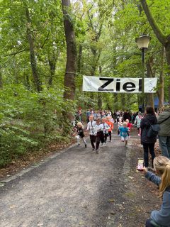 LAC Krostitz beim Heidelauf in Bad Düben

Am 13.09. waren wir mit unseren Athletinnen und Athleten beim Heidelauf in Bad Düben dabei.

Bei bestem Laufwetter ging es durch die schöne Umgebung von Bad Düben. Unsere Läuferinnen und Läufer zeigten Einsatz, Motivation und viel Freude am gemeinsamen Sport.

Wir freuen uns, dass unsere Kinder und Jugendlichen wieder die Möglichkeit hatten, Wettkampfluft zu schnuppern und gemeinsam als LAC Krostitz an den Start zu gehen.

Starke Leistung von euch – wir sind stolz auf euch!

#lackrostitz #heidelauf #leichtathletik