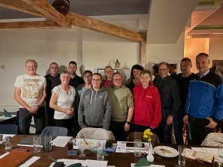 Am gestrigen Mittwoch, den 28.10., waren wir bei der KV-Sitzung im Strandhotel in Eilenburg vertreten.

Solche Zusammenkünfte bieten eine gute Gelegenheit, sich mit anderen Vereinen auszutauschen, aktuelle Themen rund um die Leichtathletik zu besprechen und gemeinsam auf die weitere Entwicklung unseres Sports zu blicken.

Besonders der persönliche Austausch und die Zusammenarbeit zwischen den Vereinen sind für eine erfolgreiche Vereins- und Nachwuchsarbeit von großer Bedeutung.

Wir bedanken uns für die Organisation und den gemeinsamen Austausch!

@ac_1990_taucha_e.v @lc.taucha @ssv_torgau @lceilenburgerland @lacschkeuditz @svbd_leichtathletik @ssv_torgau_leichtathletik 

#lackrostitz #leichtathletik #kvsitzung