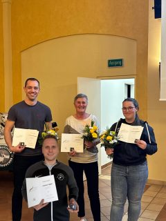 Mitgliederversammlung blickt auf erfolgreiches Jahr 2025 zurück

Bei der diesjährigen Mitgliederversammlung zogen die Mitglieder eine positive Bilanz des Jahres 2025. Nach der Begrüßung durch den Vorstand wurden die wichtigsten Entwicklungen, Veranstaltungen und sportlichen Erfolge vorgestellt. Besonders hervorgehoben wurde dabei der große Einsatz der vielen Ehrenamtlichen, die das Vereinsleben erst möglich machen.

Zum Abschluss gab es eine besondere Ehrung:
	•	Larissa E. und Christian F. erhielten für ihren langjährigen Einsatz die Bronzene Ehrennadel des Landessportbundes.
	•	Sebastian H. wurde mit der Silbernen Ehrennadel ausgezeichnet.
	•	Jana R. erhielt für ihr herausragendes Engagement die Goldene Ehrennadel, begleitet von großem Applaus.

Die Versammlung endete in einer sehr positiven Atmosphäre und unterstrich erneut den hohen Wert des ehrenamtlichen Engagements im Verein.

Weiter Informieren findet ihr unter www.lac-krostitz.de

#lackrostitz #leichtathletik #ehrenamt #ehrung #mitgliederversammlung