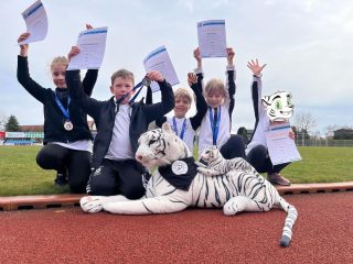 Beim 2. Andreas-Garack-Crosslauf 2026 in Torgau war der LAC Krostitz mit 19 Läuferinnen und Läufern vertreten. Von den Jüngsten bis zu den Erwachsenen zeigten alle starke Leistungen und großen Einsatz.

Die gut organisierte Veranstaltung bot eine abwechslungsreiche Strecke und eine sehr angenehme Atmosphäre. Besonders erfreulich waren die Ergebnisse unseres Nachwuchses, der zahlreiche Medaillen gewann und sich oft unter den Top 3 platzierte. Auch die Erwachsenen überzeugten mit starken Läufen.

Insgesamt erlebte das Team einen gelungenen Wettkampftag mit vielen positiven Eindrücken.
Ein großes Dankeschön geht an @marco.tg und sein @ssv_torgau für die tolle Veranstaltung. Wir freuen uns schon auf das nächste Jahr!

Weiter Informationen findet ihr unter www.lac-Krostitz.de

#leichtathletik #lackrostitz #wettkampf #stolz #lucky